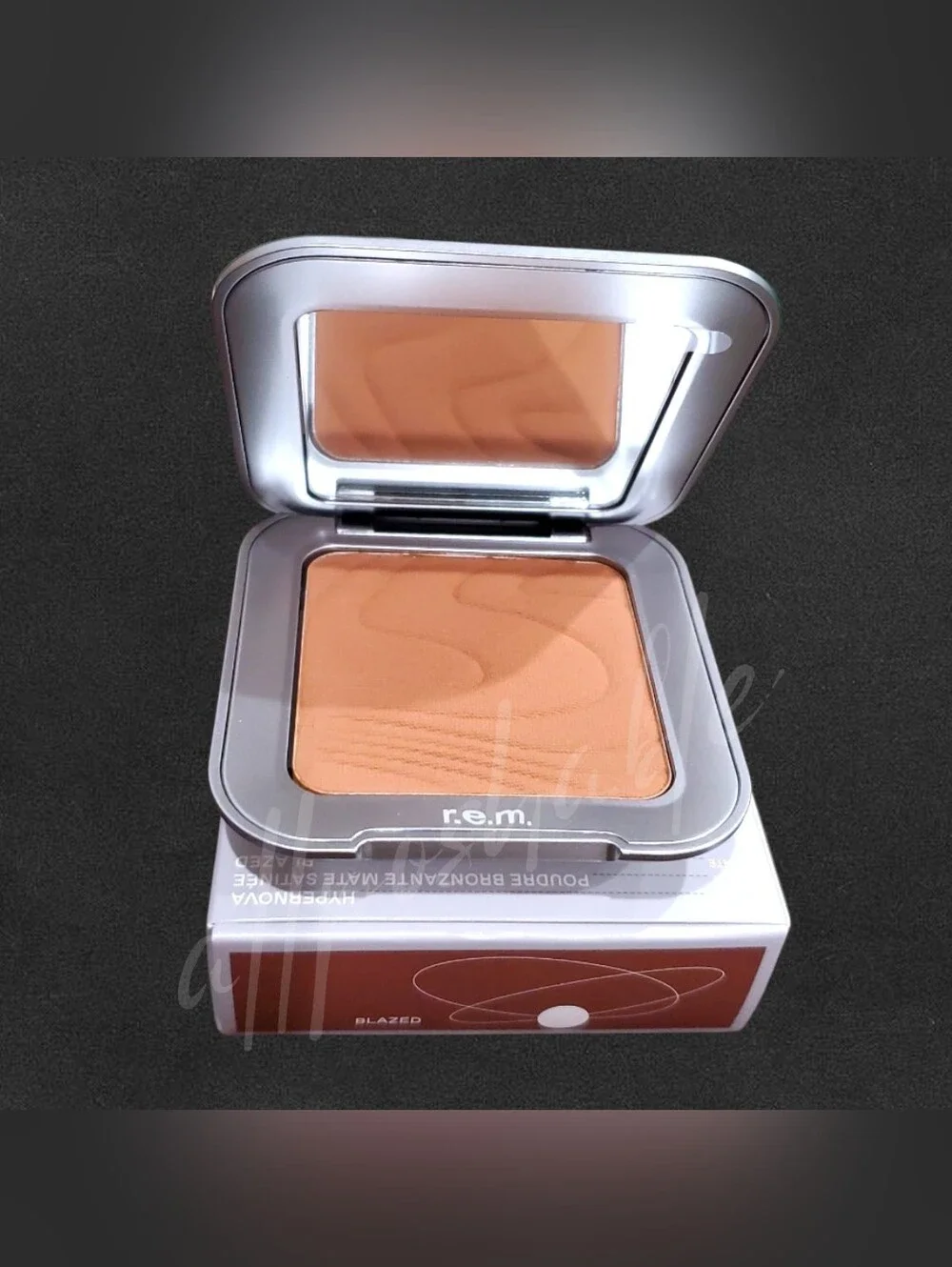 R.E.M Beauty hypernova satin matte bronzer